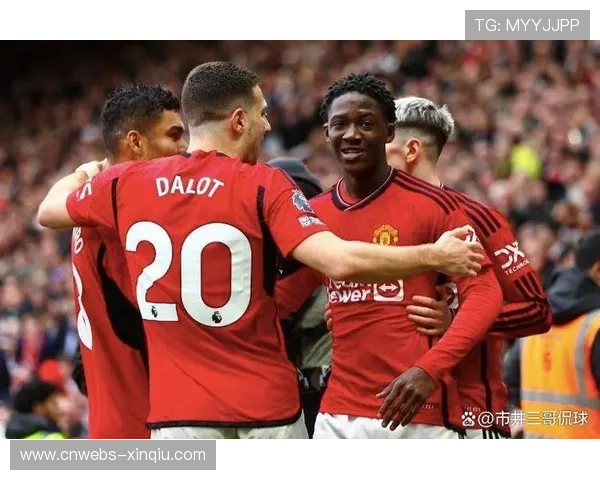 曼市德比球迷横幅致敬卡里克,临时主帅首秀氛围热烈 曼市德比球迷横幅致敬卡里克,临时主帅首秀氛围热烈