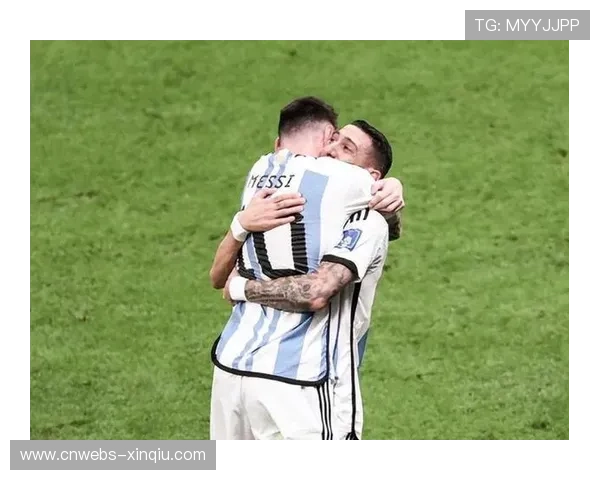 梅西替补席凝视美洲杯奖杯,赛后与迪马利亚相拥落泪 梅西替补席凝视美洲杯奖杯,赛后与迪马利亚相拥落泪